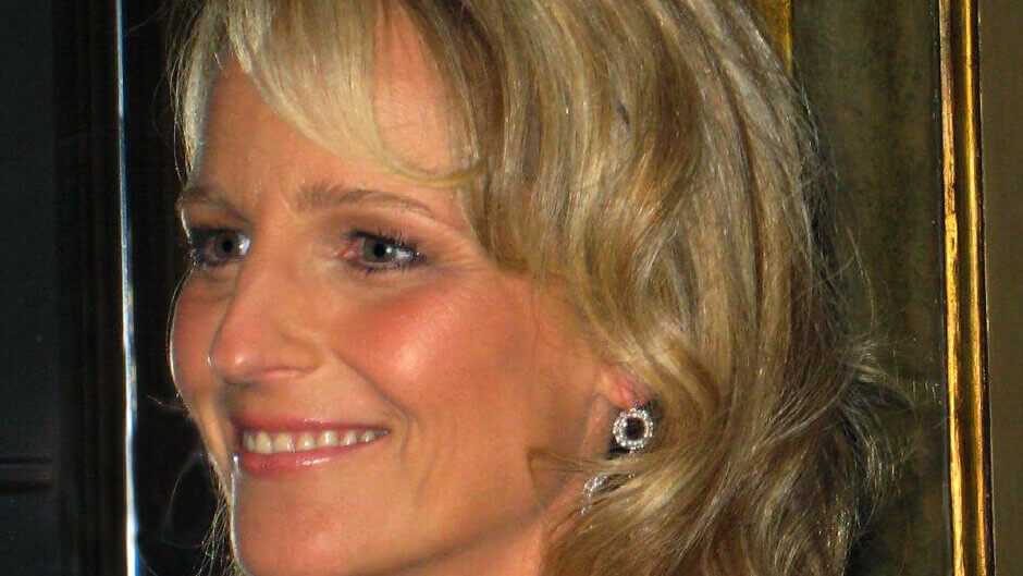 Helen Hunt's simple stylish hairstyle with curls