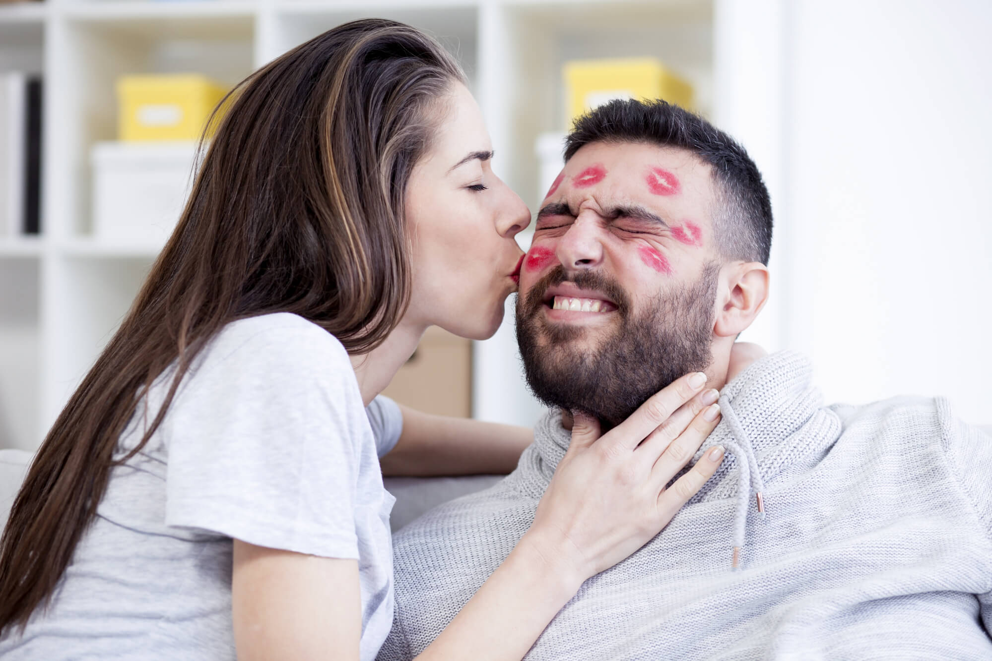 Девушка целует мужчину