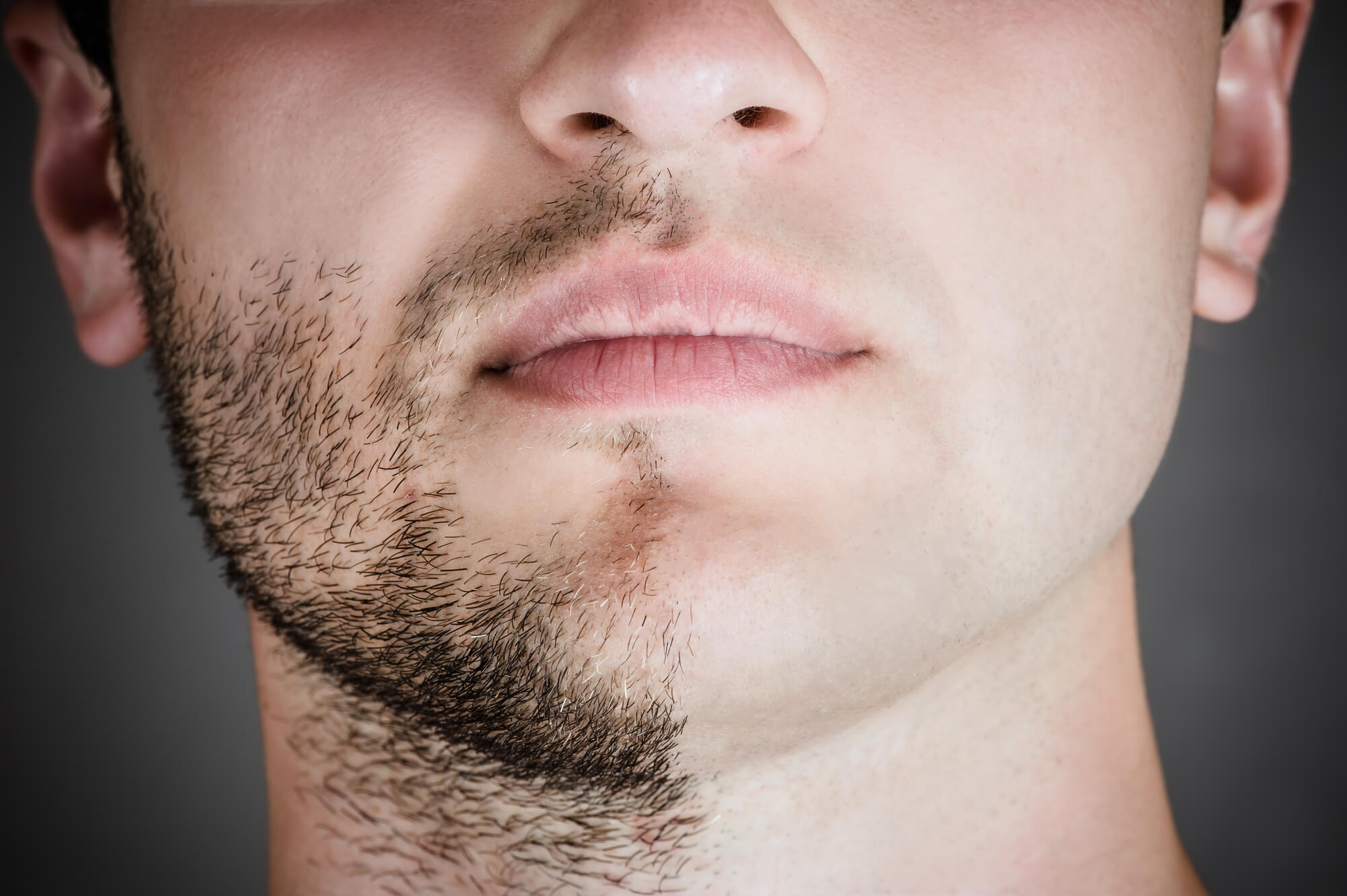 После бритья бороды. Щетина на лице. Волосы на лице у мужчин. Однодневная щетина. Борода растет.